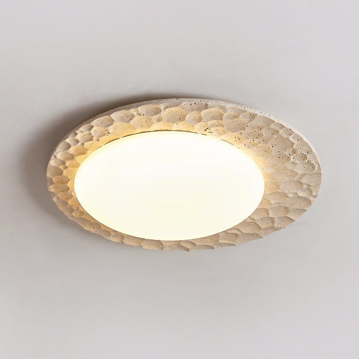 Plafondlamp ronde organische gebeitste travertin lijst ingang