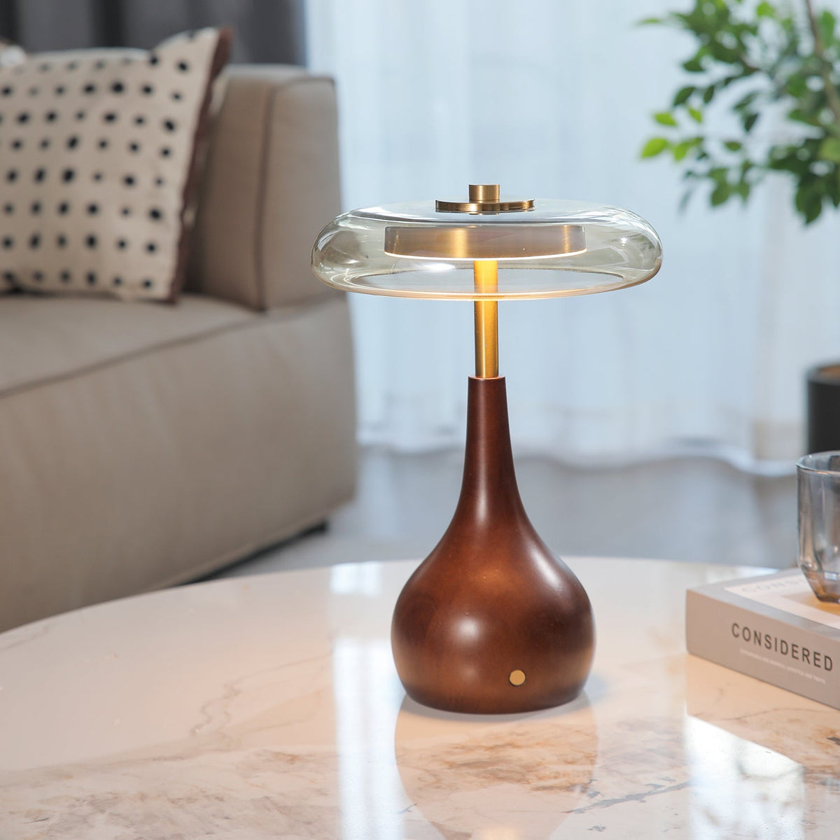 Airdes tafellamp van walnoothout in vintage stijl