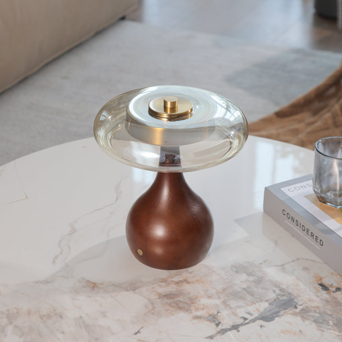 Airdes tafellamp van walnoothout in vintage stijl
