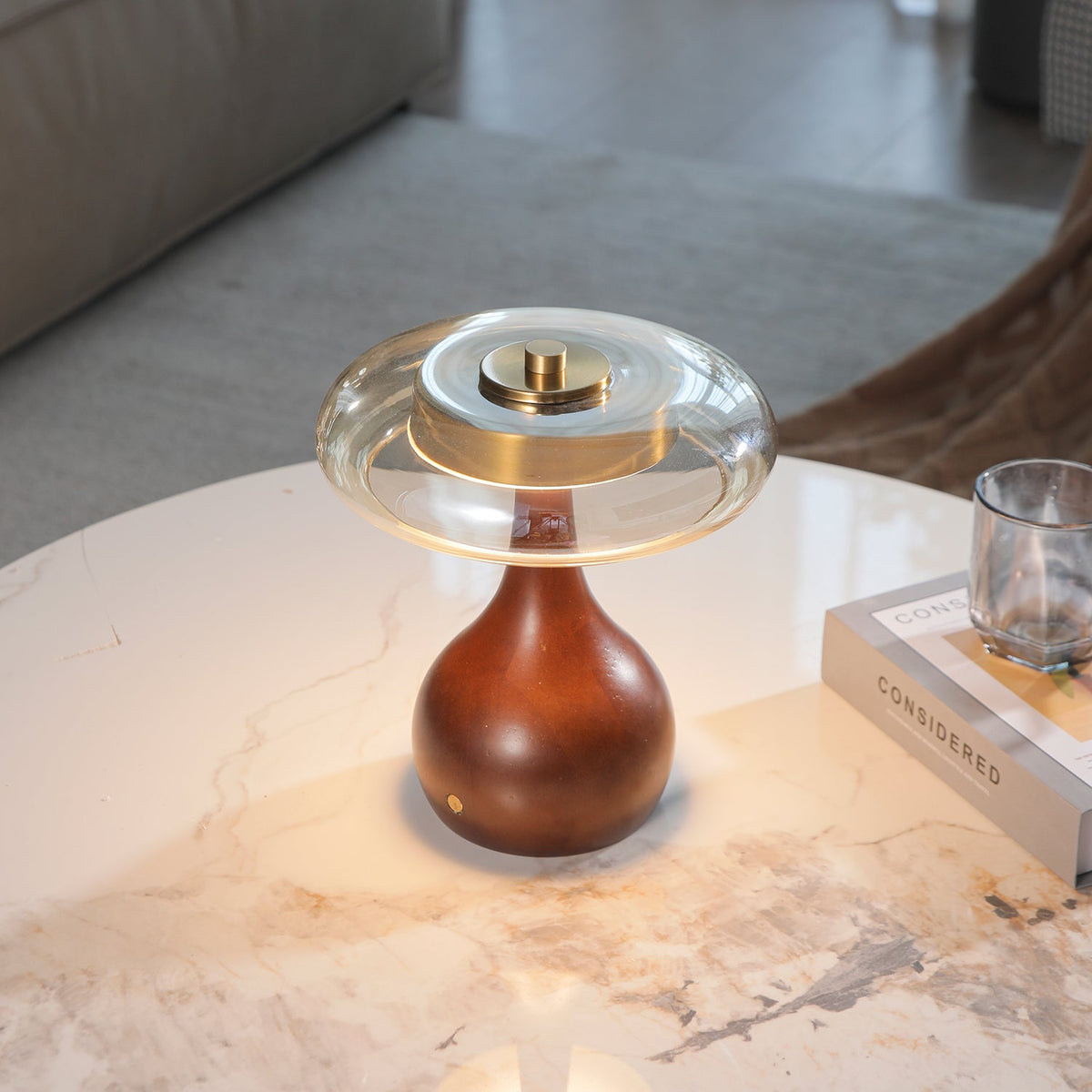 Airdes tafellamp van walnoothout in vintage stijl