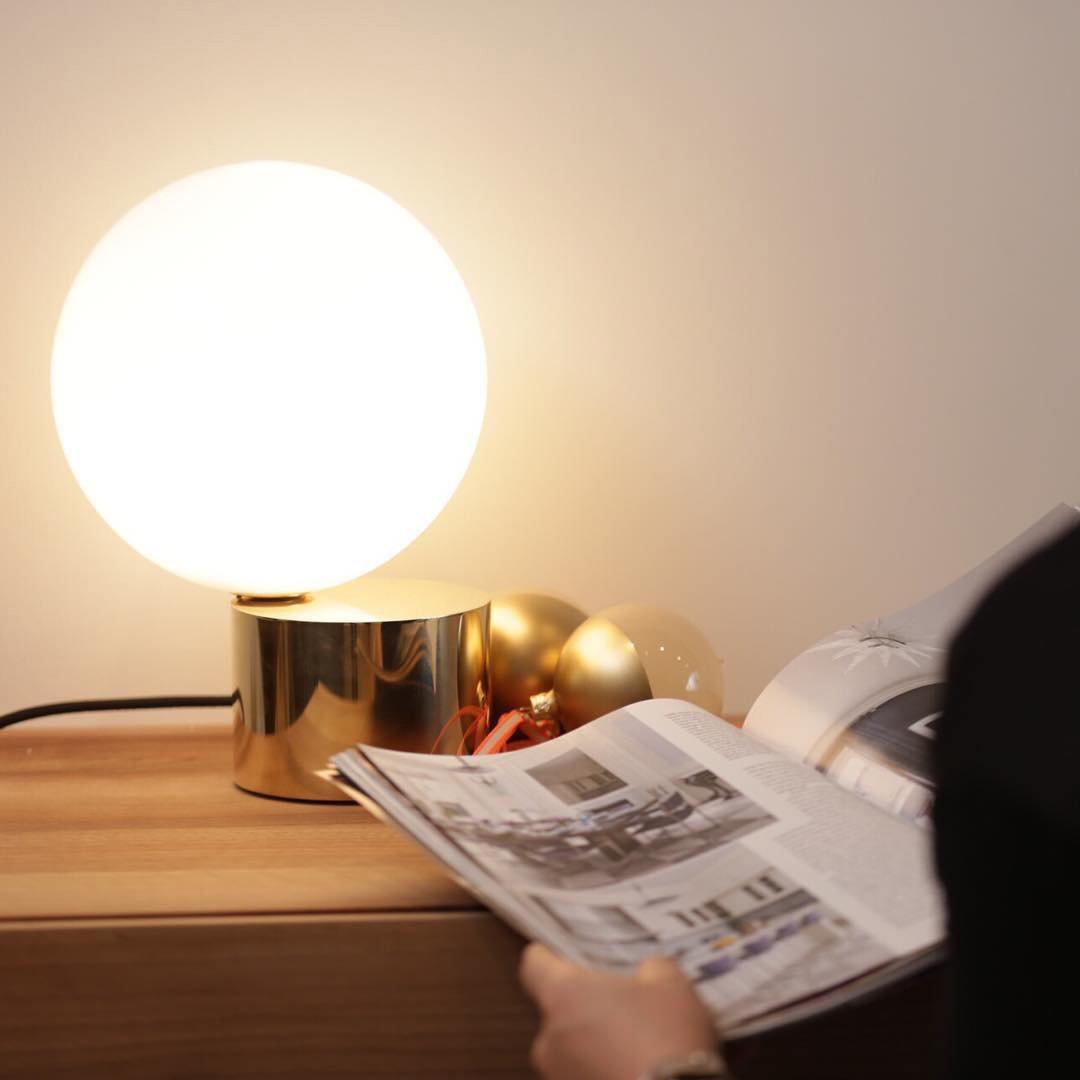 Eiraella tafellamp van glas in goudkleurige afwerking