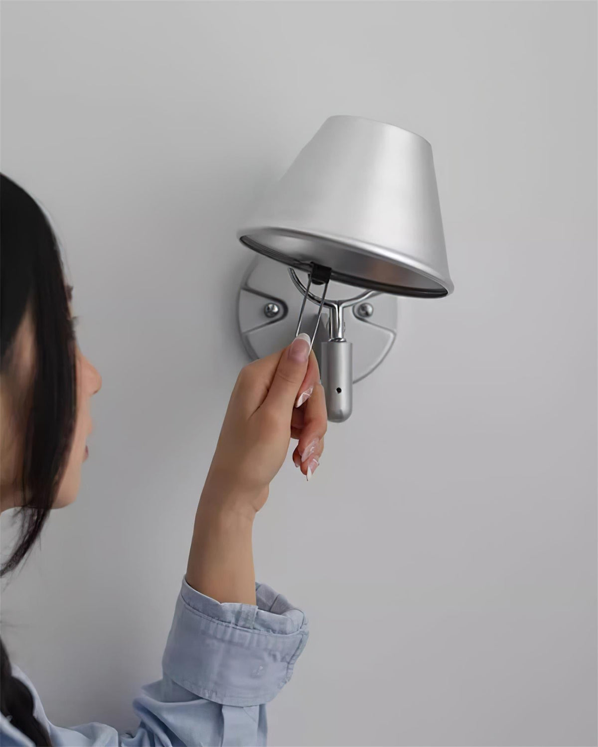 Wandlamp met metalen behuizing en conische kap; verstelbaar modern minimalistisch ontwerp
