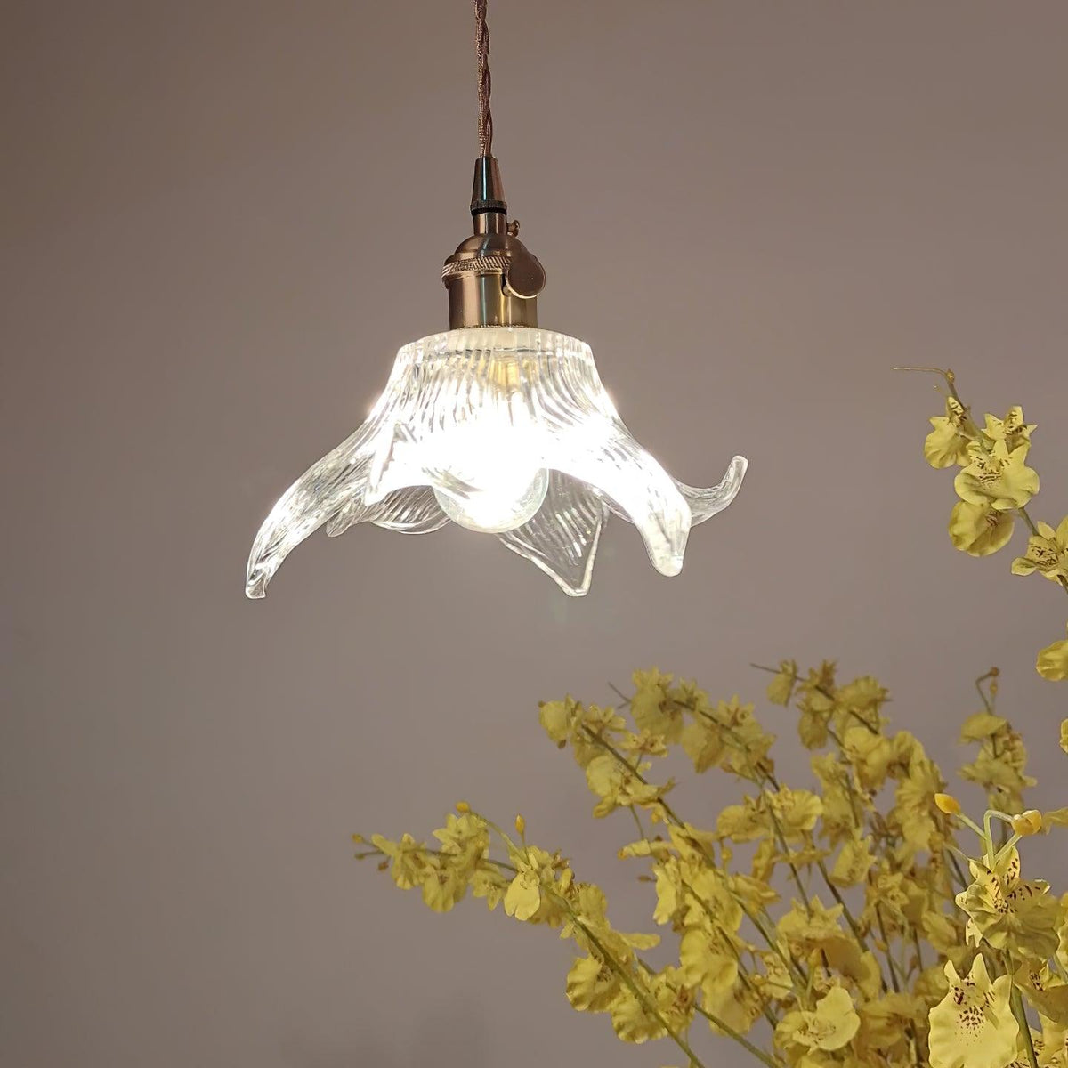 Aell hanglamp van messing en glas met glamoureus-ontwerp