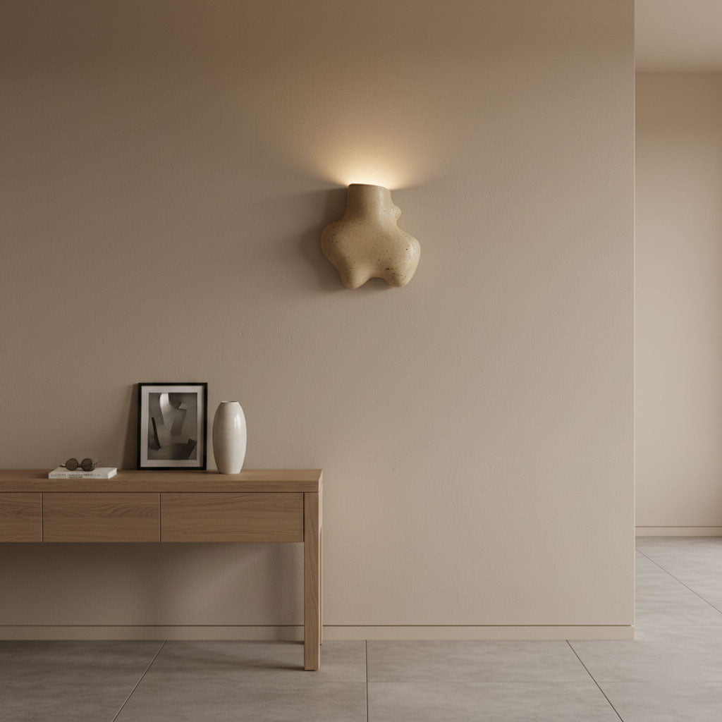 Whitlow wandlamp met abstracte travertinbehuizing