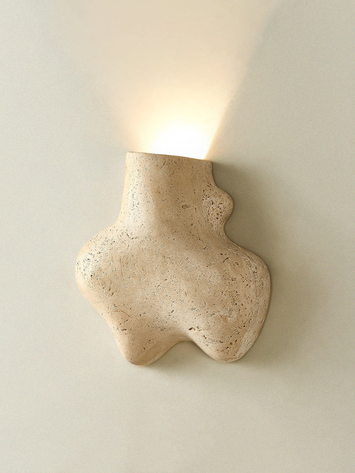Whitlow wandlamp met abstracte travertinbehuizing