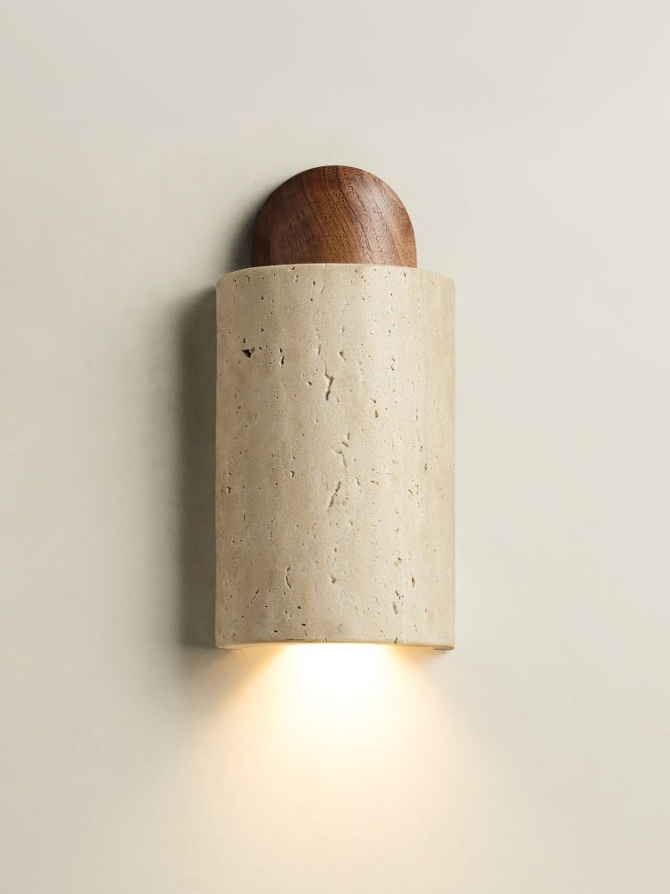Zyphe wandlamp met gele travertin capsule en walnoothout
