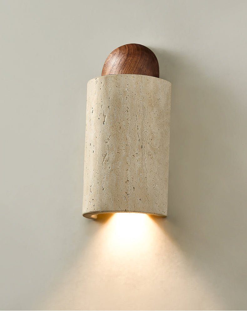Zyphe wandlamp met gele travertin capsule en walnoothout
