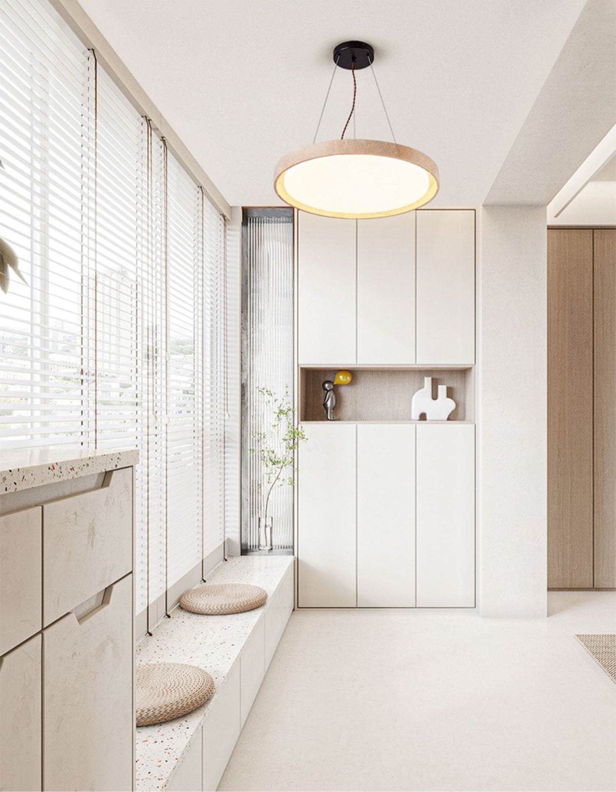 Seranena hanglamp met rond frame van geel travertin en donker walnoot