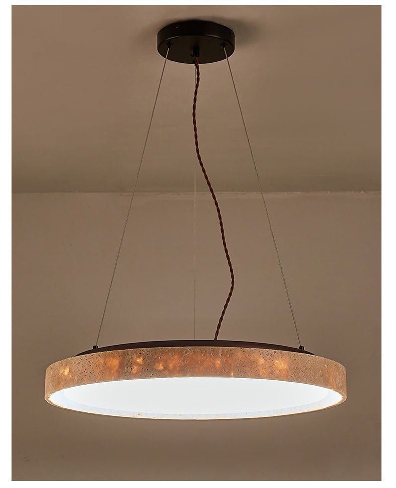 Seranena hanglamp met rond frame van geel travertin en donker walnoot