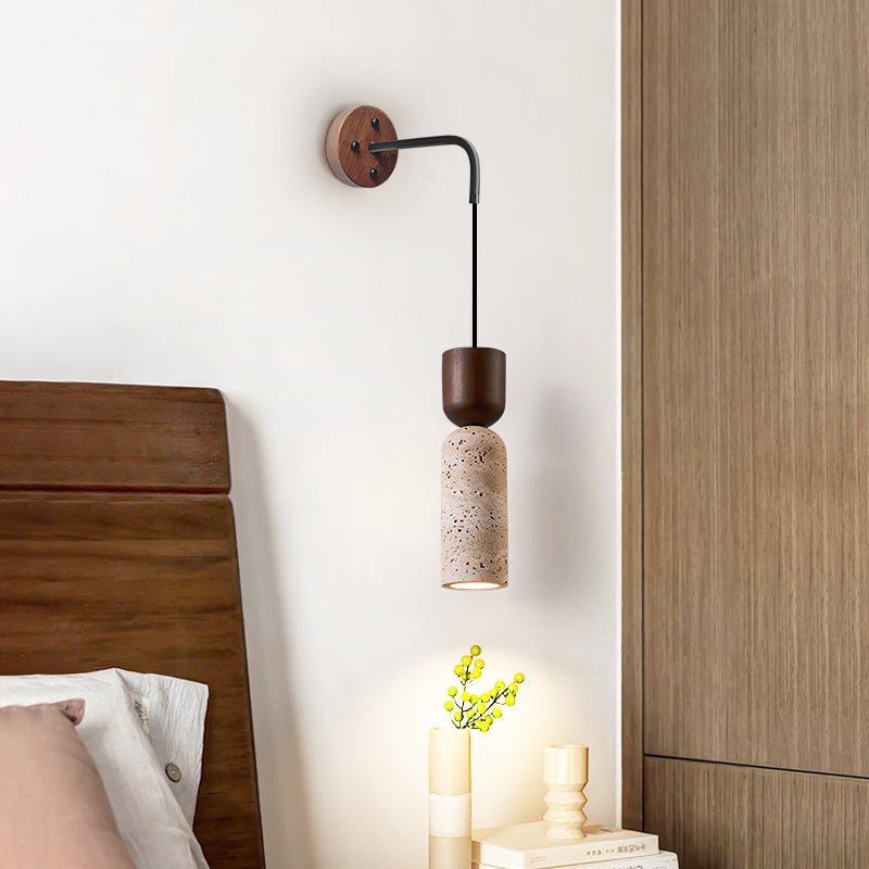 Lestemore wandlamp met walnootarmatuur en gele travertin kap
