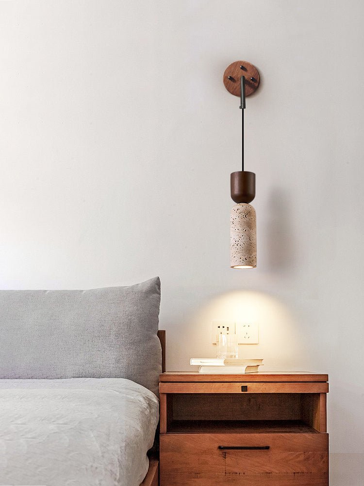 Lestemore wandlamp met walnootarmatuur en gele travertin kap