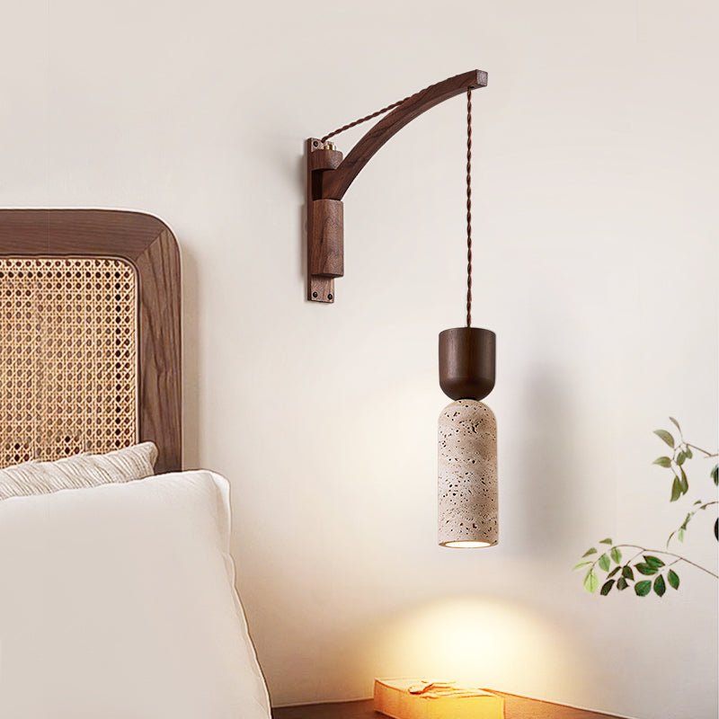 Lestemore wandlamp met walnootarmatuur en gele travertin kap
