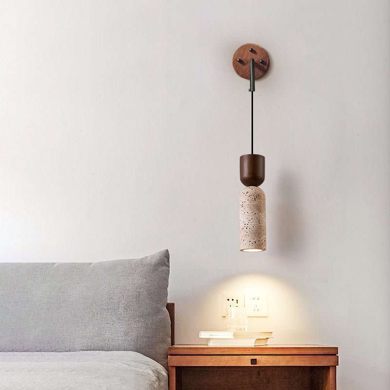 Lestemore wandlamp met walnootarmatuur en gele travertin kap