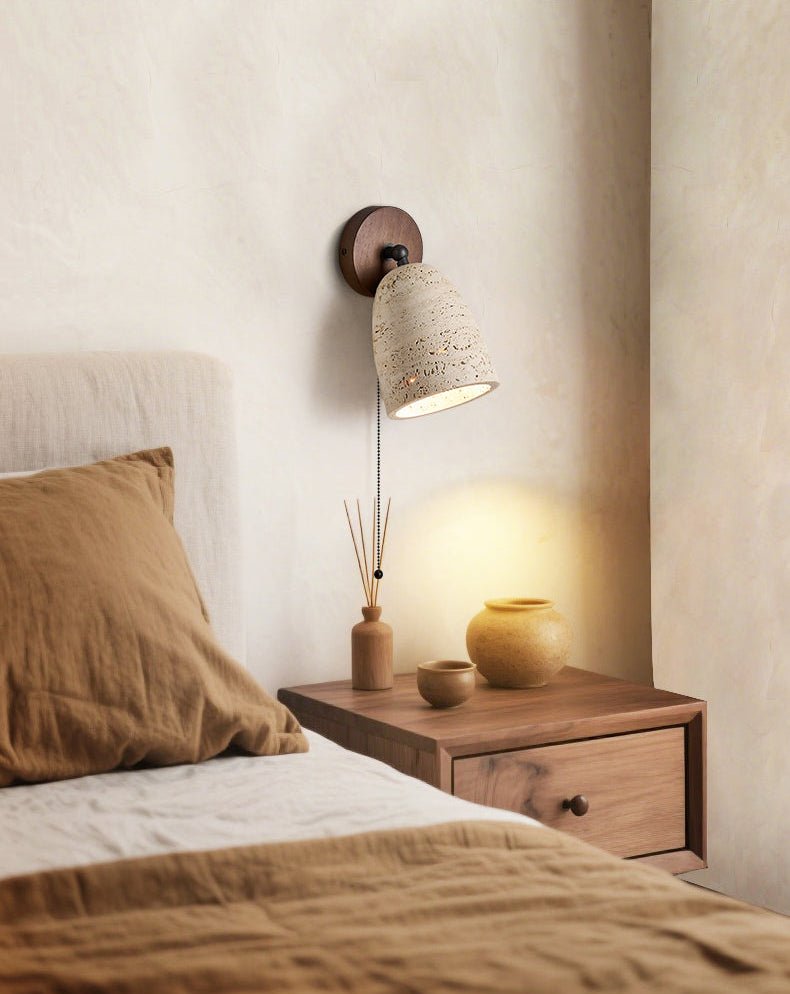 Valeholt wandlamp met trekkoord in geel travertin en walnootkleur