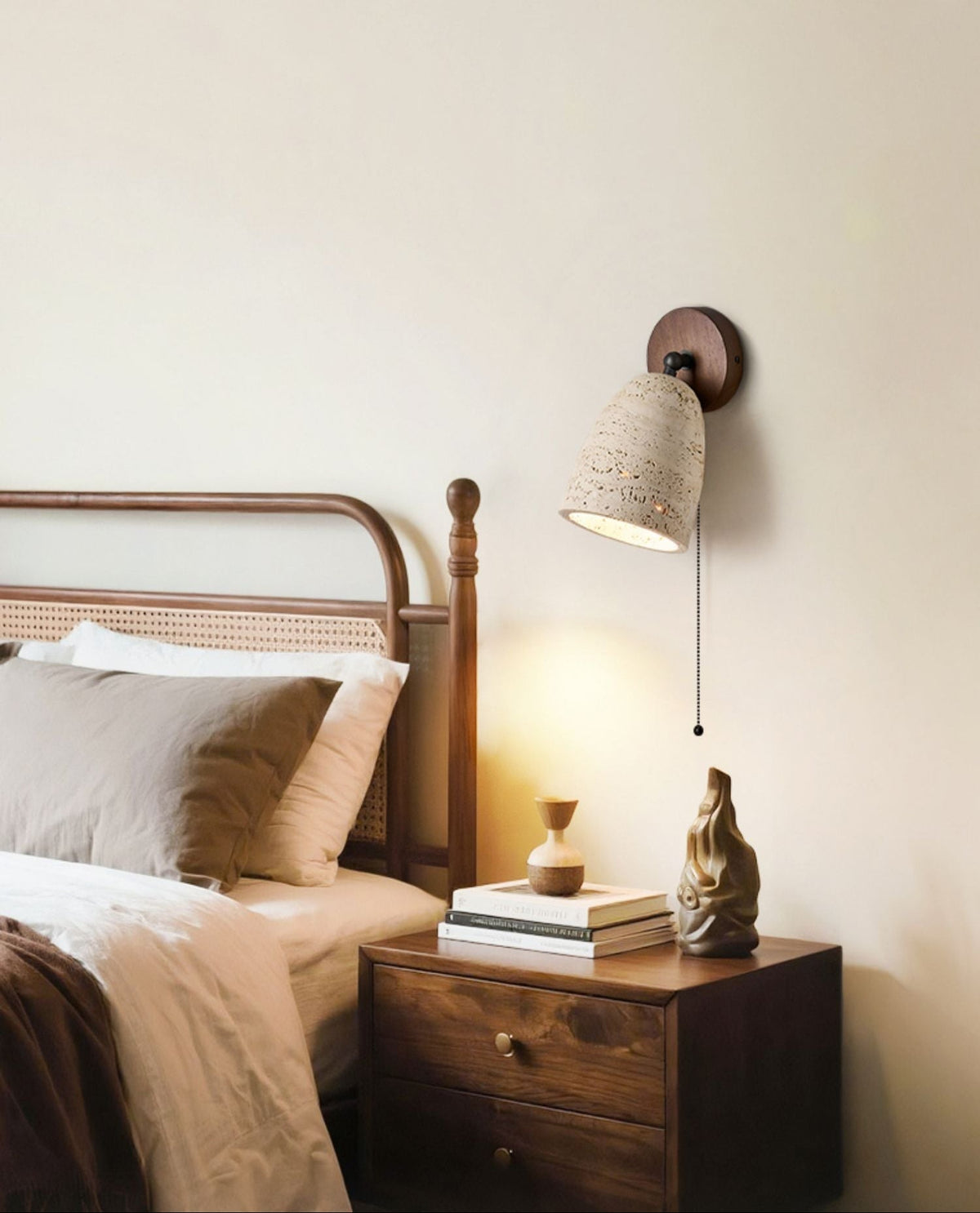 Valeholt wandlamp met trekkoord in geel travertin en walnootkleur