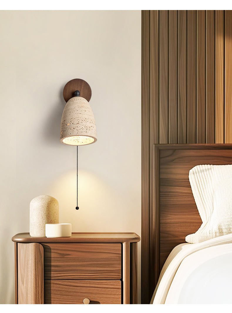 Valeholt wandlamp met trekkoord in geel travertin en walnootkleur