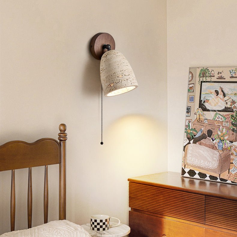 Valeholt wandlamp met trekkoord in geel travertin en walnootkleur