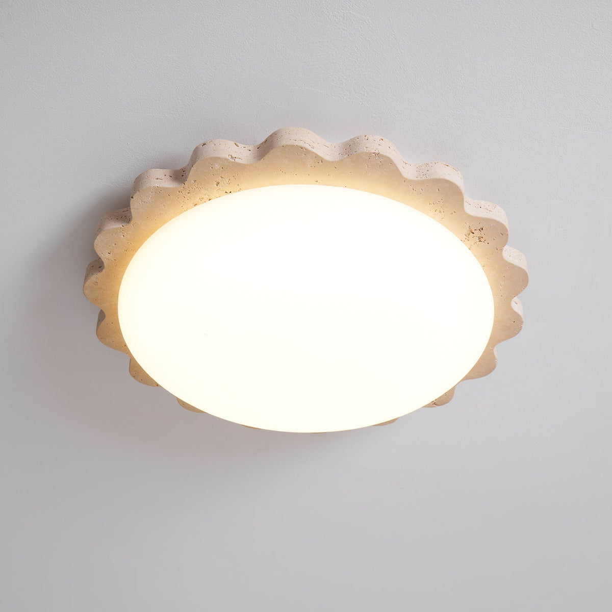 Crestwood plafondlamp in geel travertin met gebogen rand