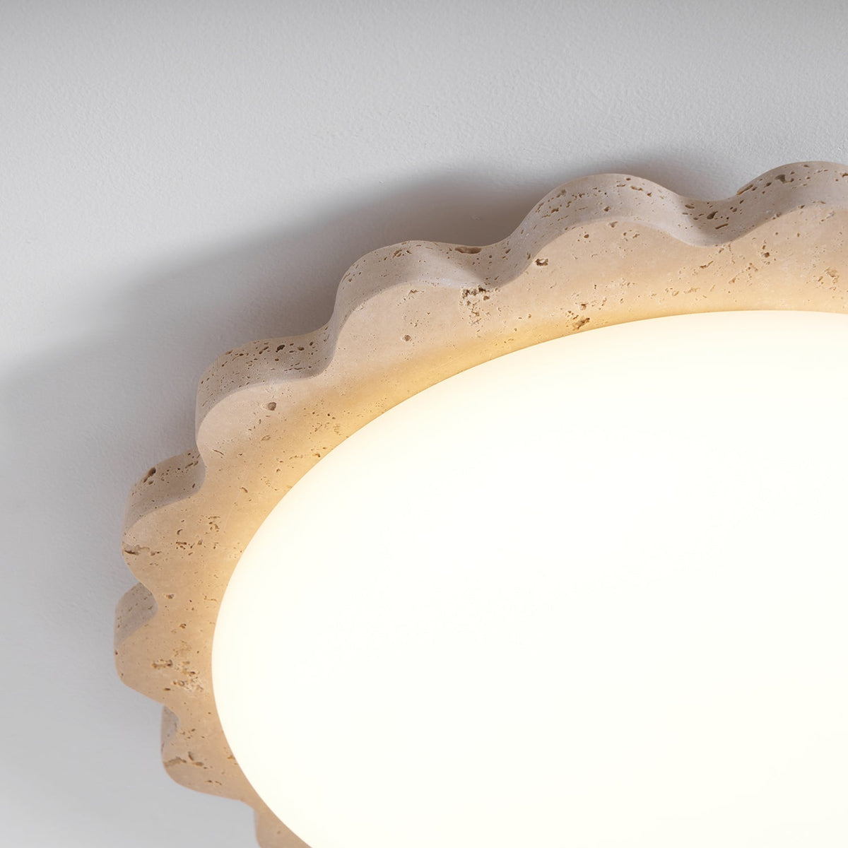 Crestwood plafondlamp in geel travertin met gebogen rand
