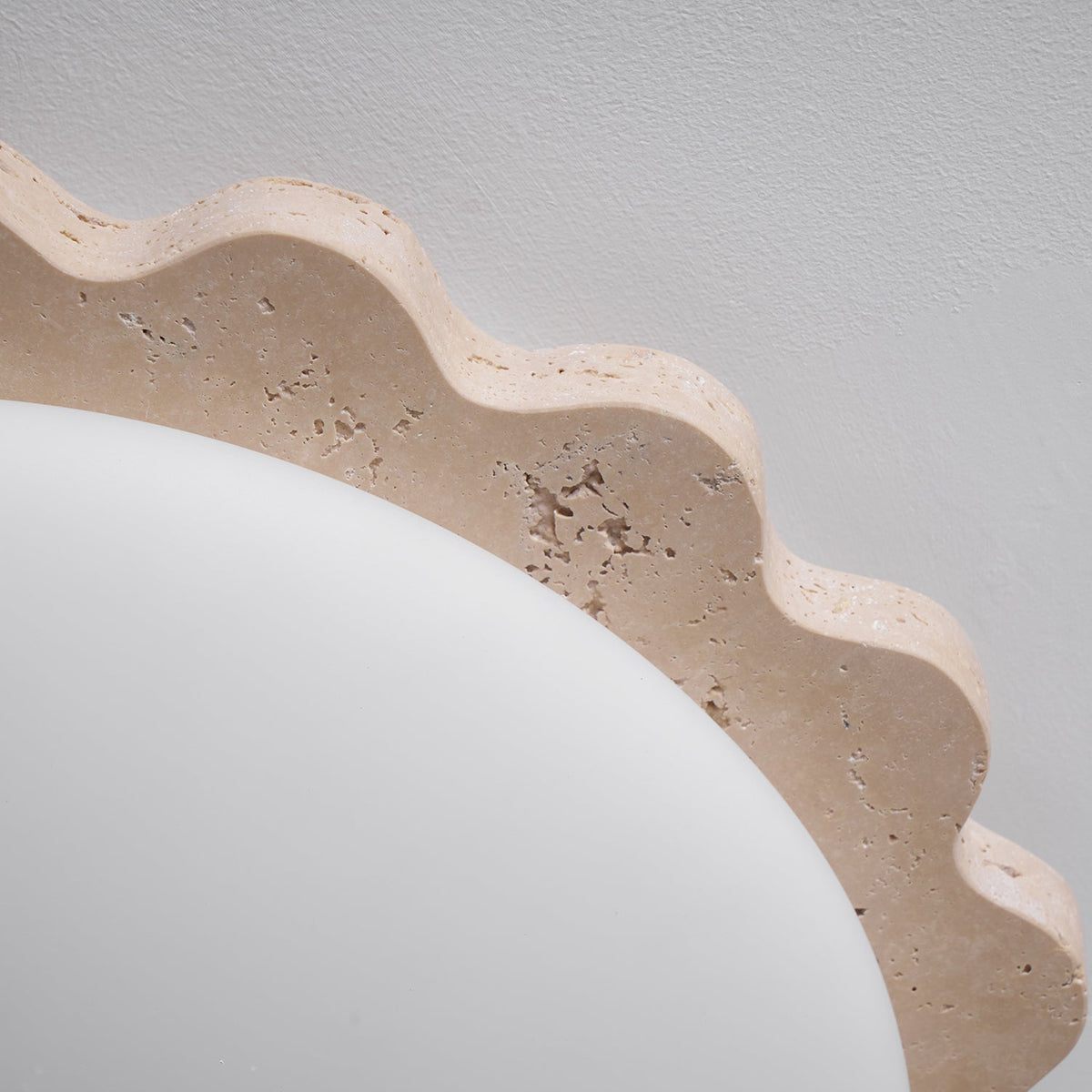Crestwood plafondlamp in geel travertin met gebogen rand