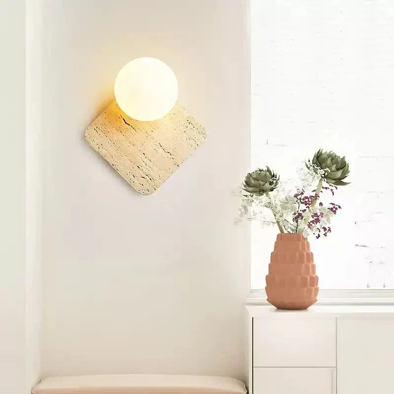 Pia wandlamp met bolvormige kap van walnoothout