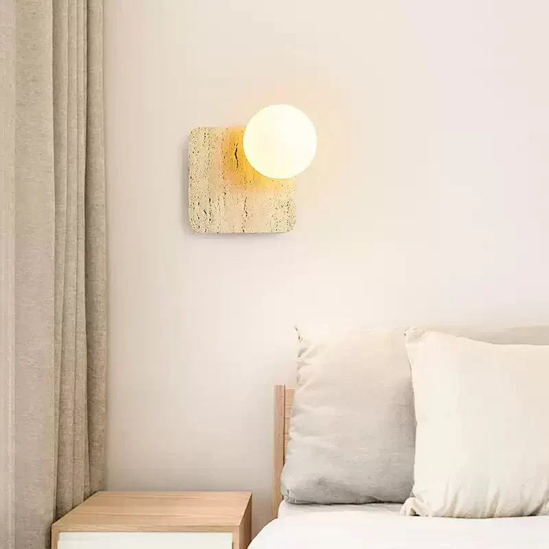 Pia wandlamp met bolvormige kap van walnoothout