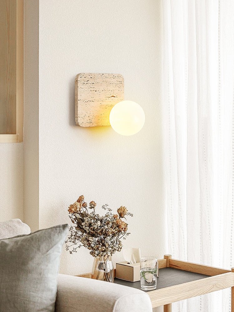 Pia wandlamp met bolvormige kap van walnoothout