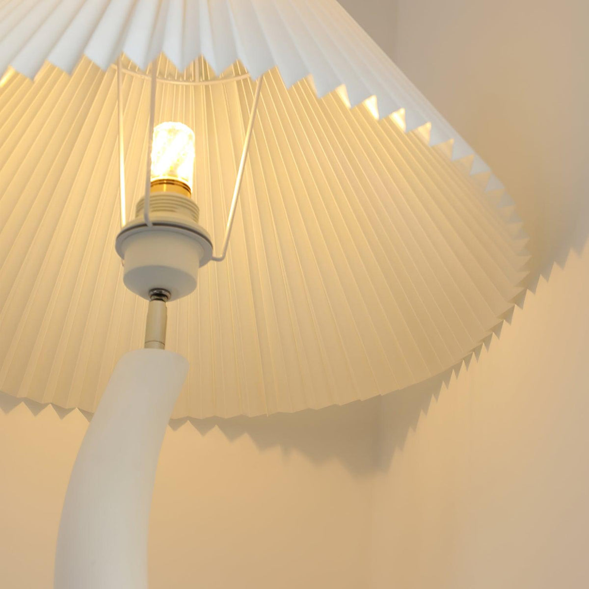 Bexyn vloerlamp van hars en stof