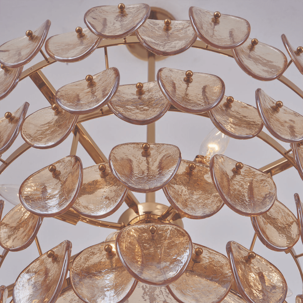 Lioroelle kroonluchter met amberkleurig glas, schijfvormig ontwerp en vispatroon in messing
