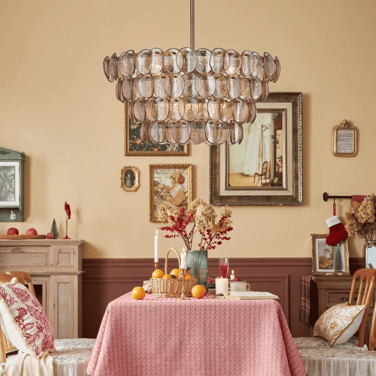 Lioroelle kroonluchter met amberkleurig glas, schijfvormig ontwerp en vispatroon in messing