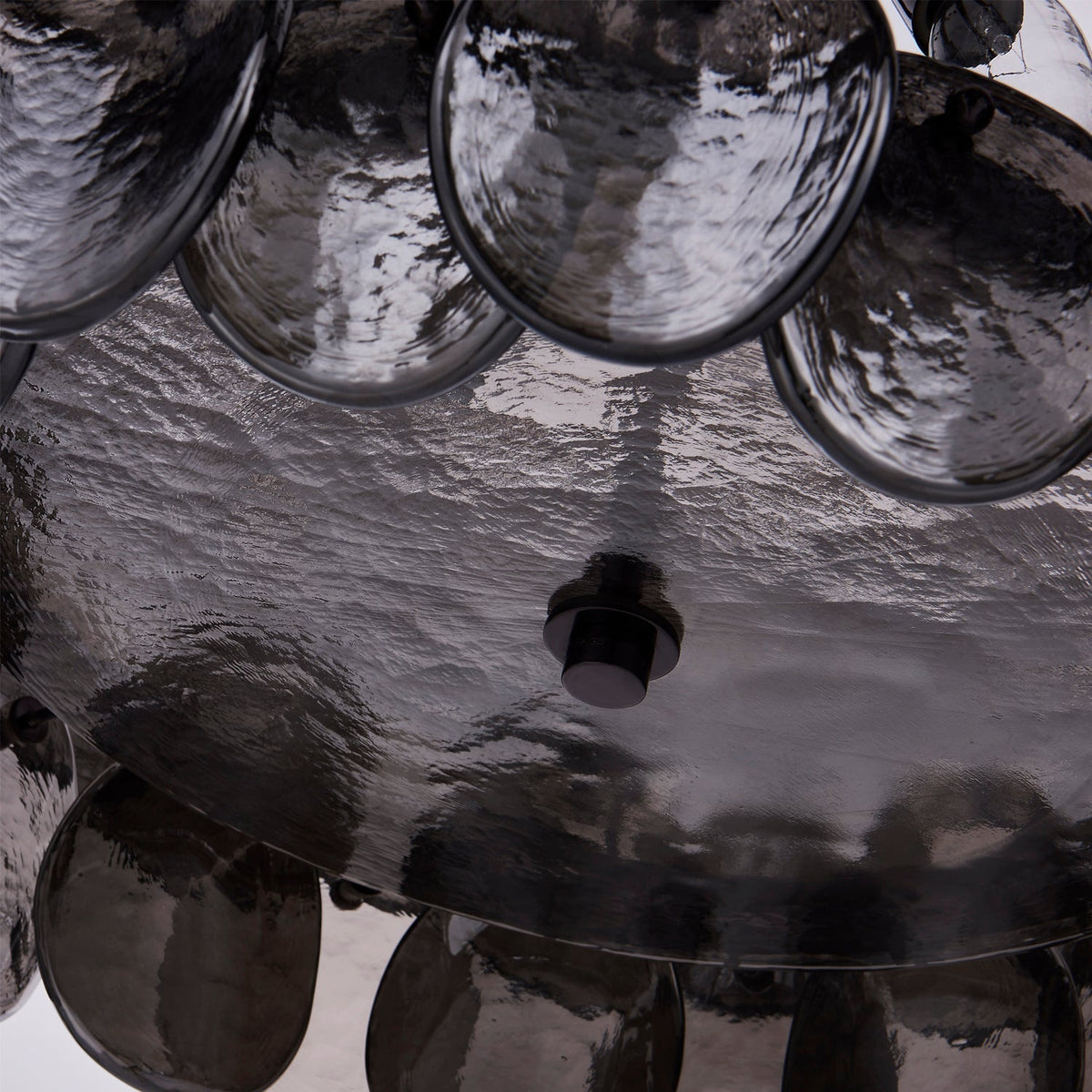 Lioroelle kroonluchter met amberkleurig glas, schijfvormig ontwerp en vispatroon in messing