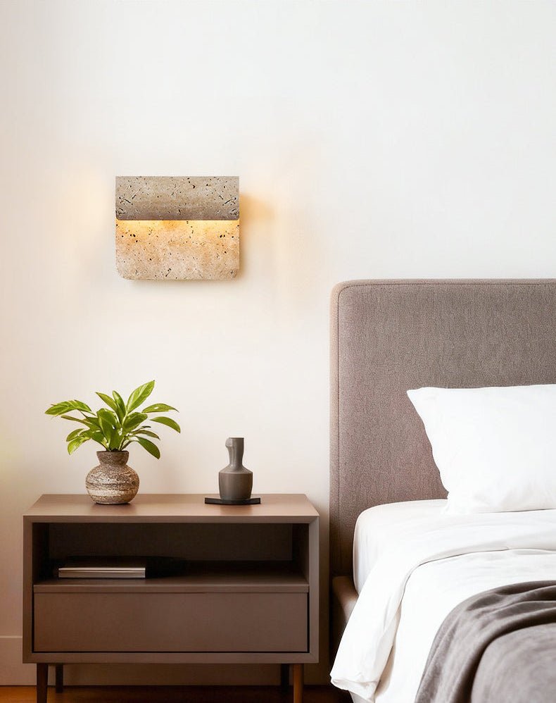 Vaelan wandlamp met gebogen travertinkap in walnootkleur