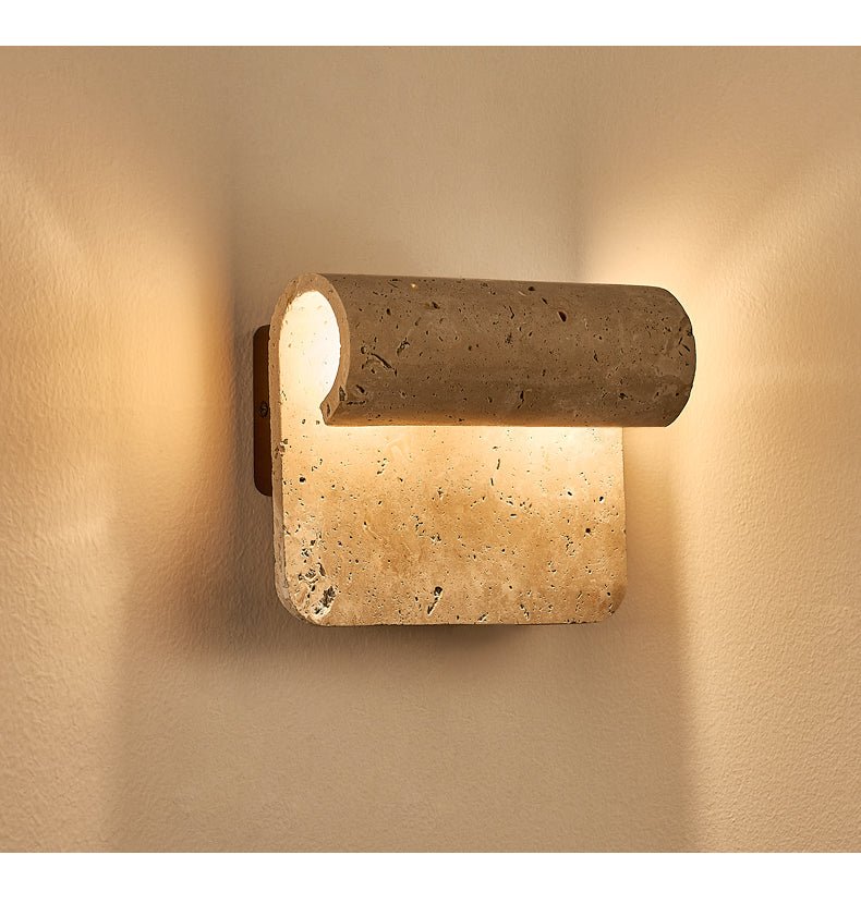 Vaelan wandlamp met gebogen travertinkap in walnootkleur