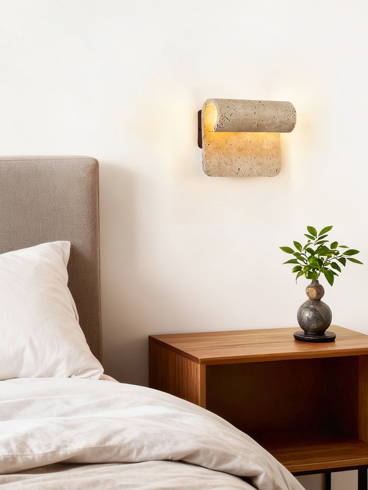 Vaelan wandlamp met gebogen travertinkap in walnootkleur