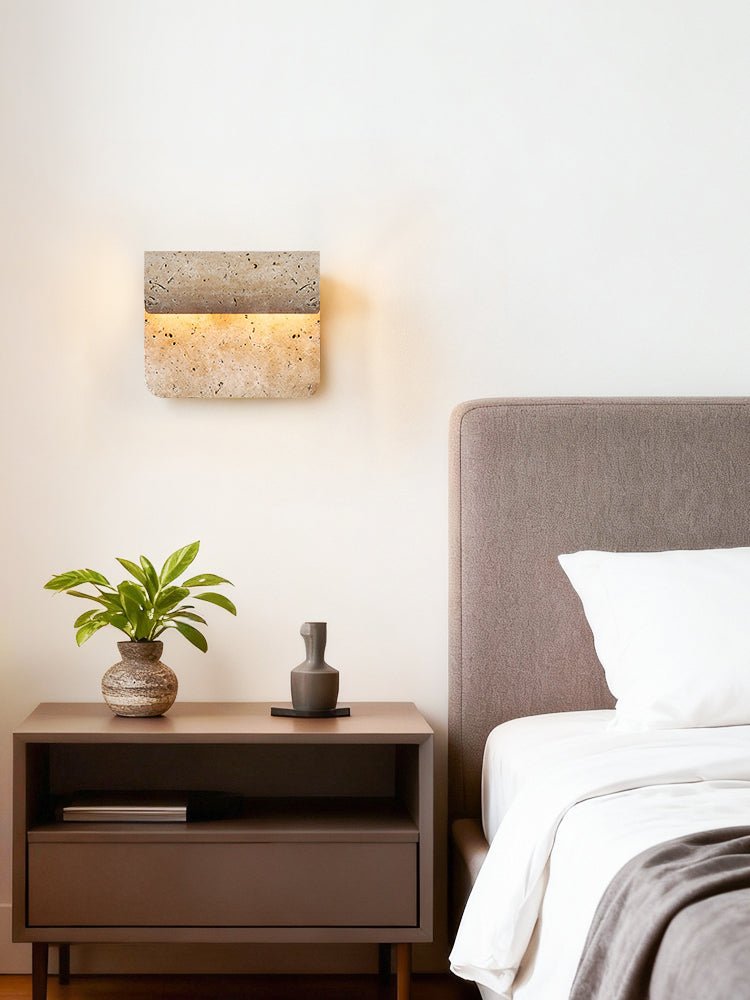 Vaelan wandlamp met gebogen travertinkap in walnootkleur