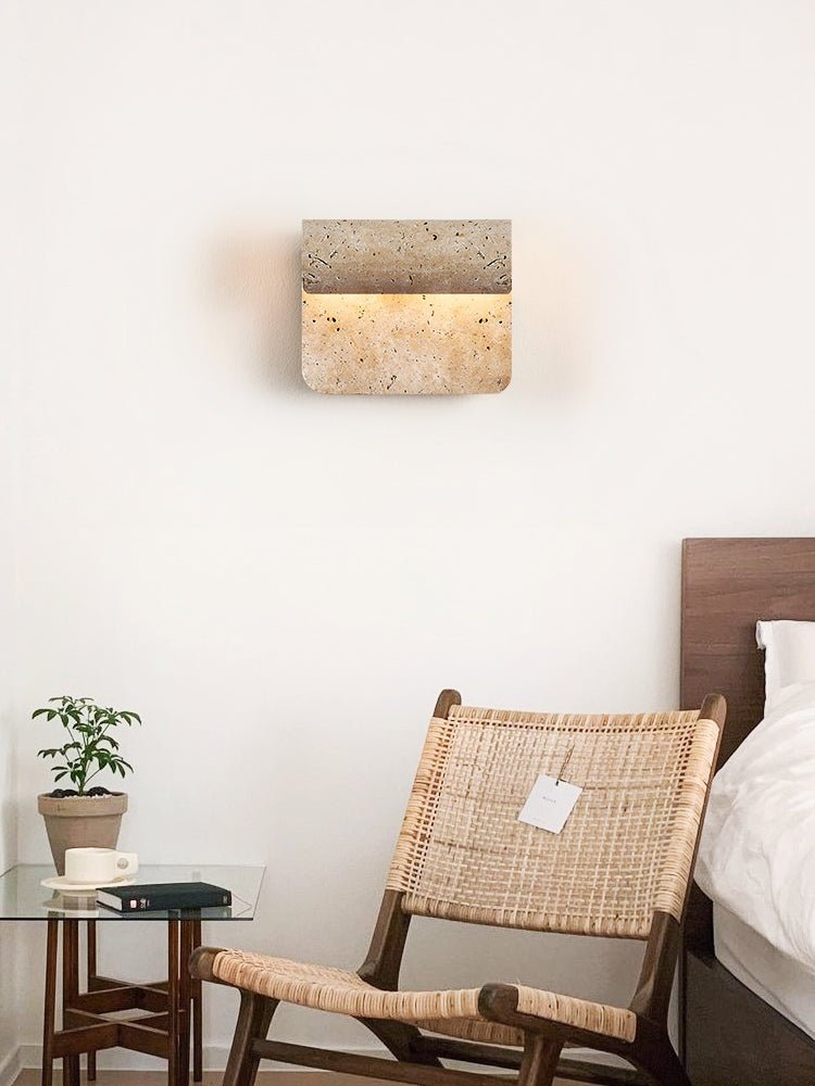 Vaelan wandlamp met gebogen travertinkap in walnootkleur