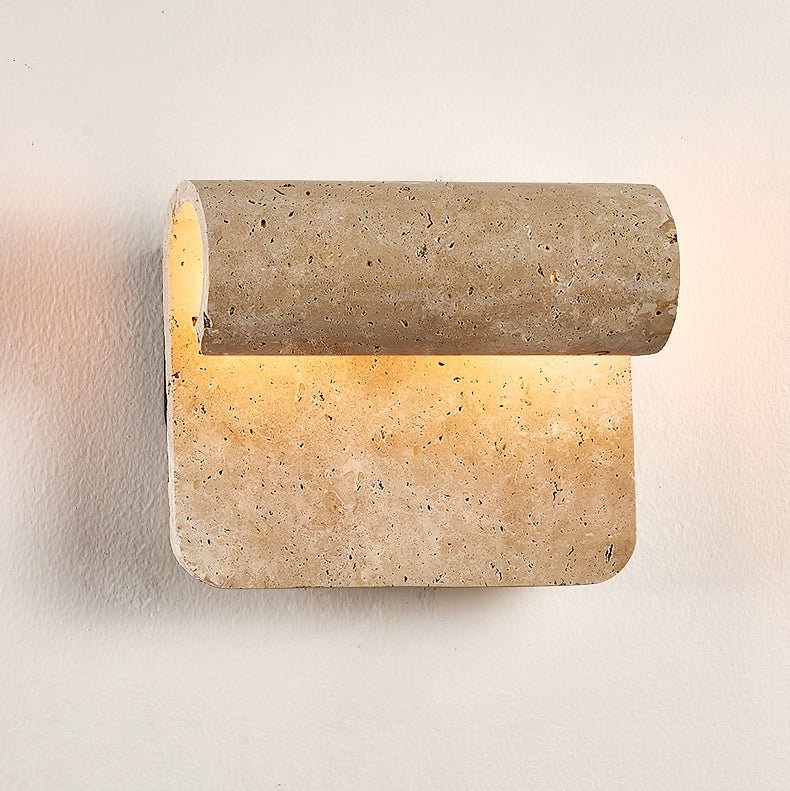 Vaelan wandlamp met gebogen travertinkap in walnootkleur