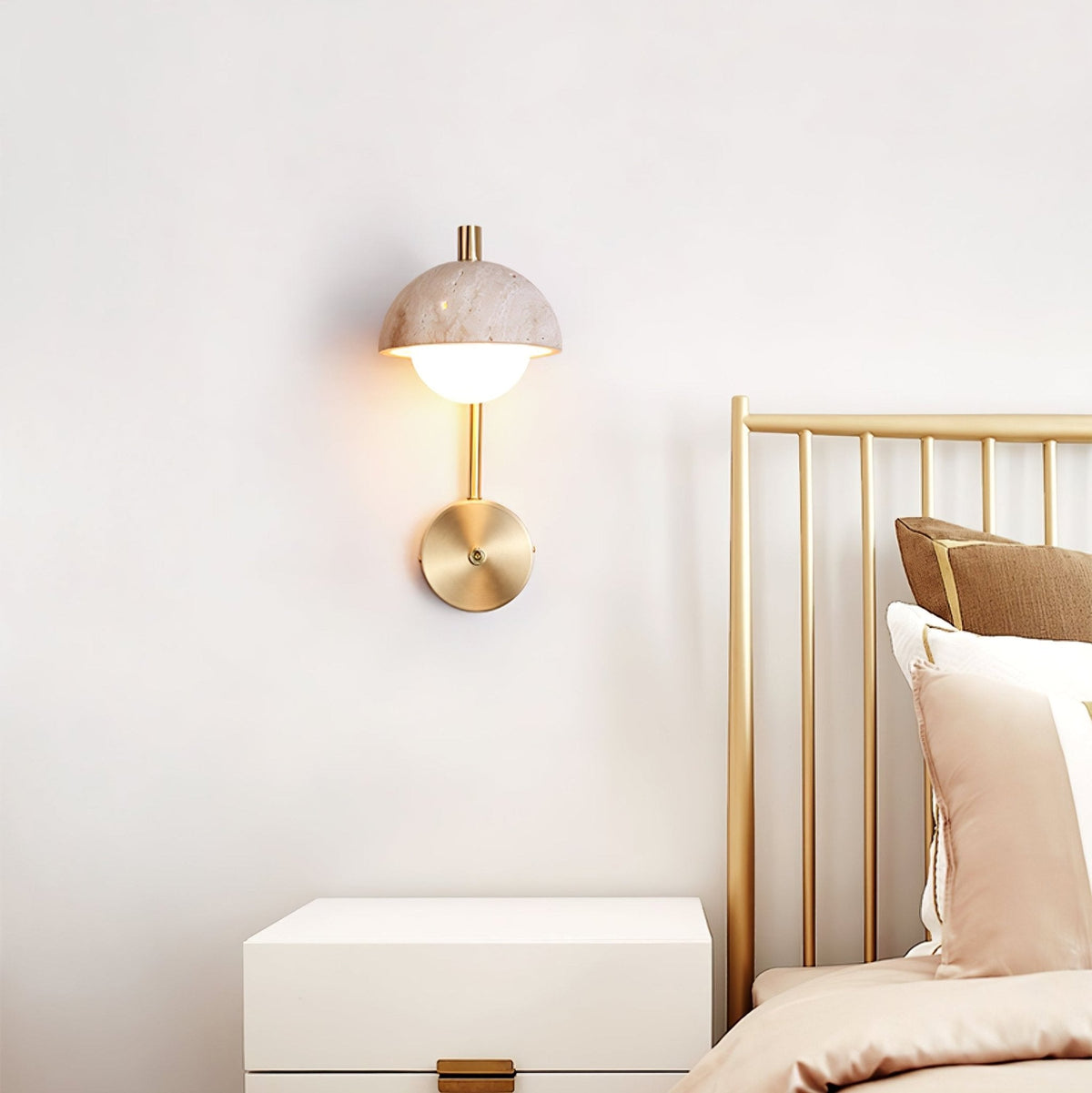 Seraaya wandlamp in geel travertin met goudkleurige afwerking