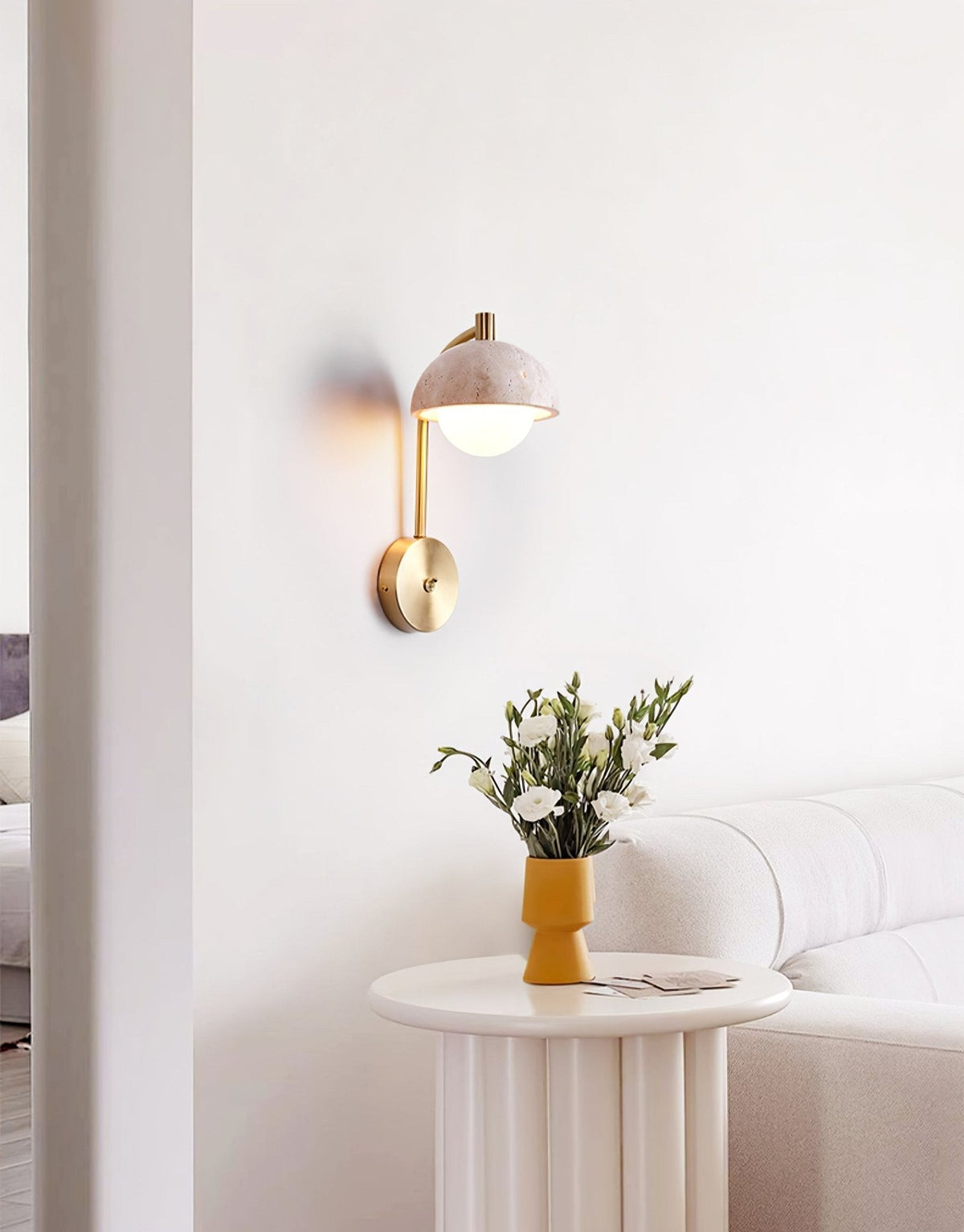 Seraaya wandlamp in geel travertin met goudkleurige afwerking