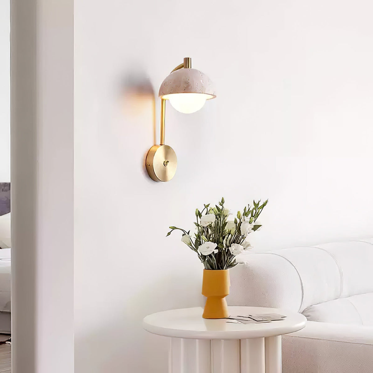 Seraaya wandlamp in geel travertin met goudkleurige afwerking