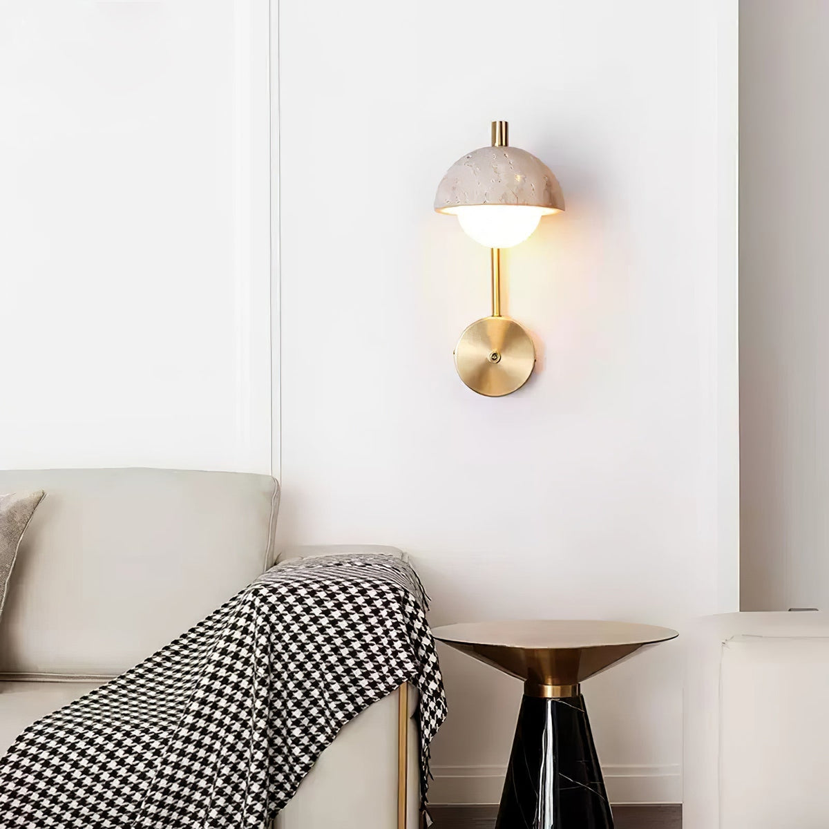 Seraaya wandlamp in geel travertin met goudkleurige afwerking