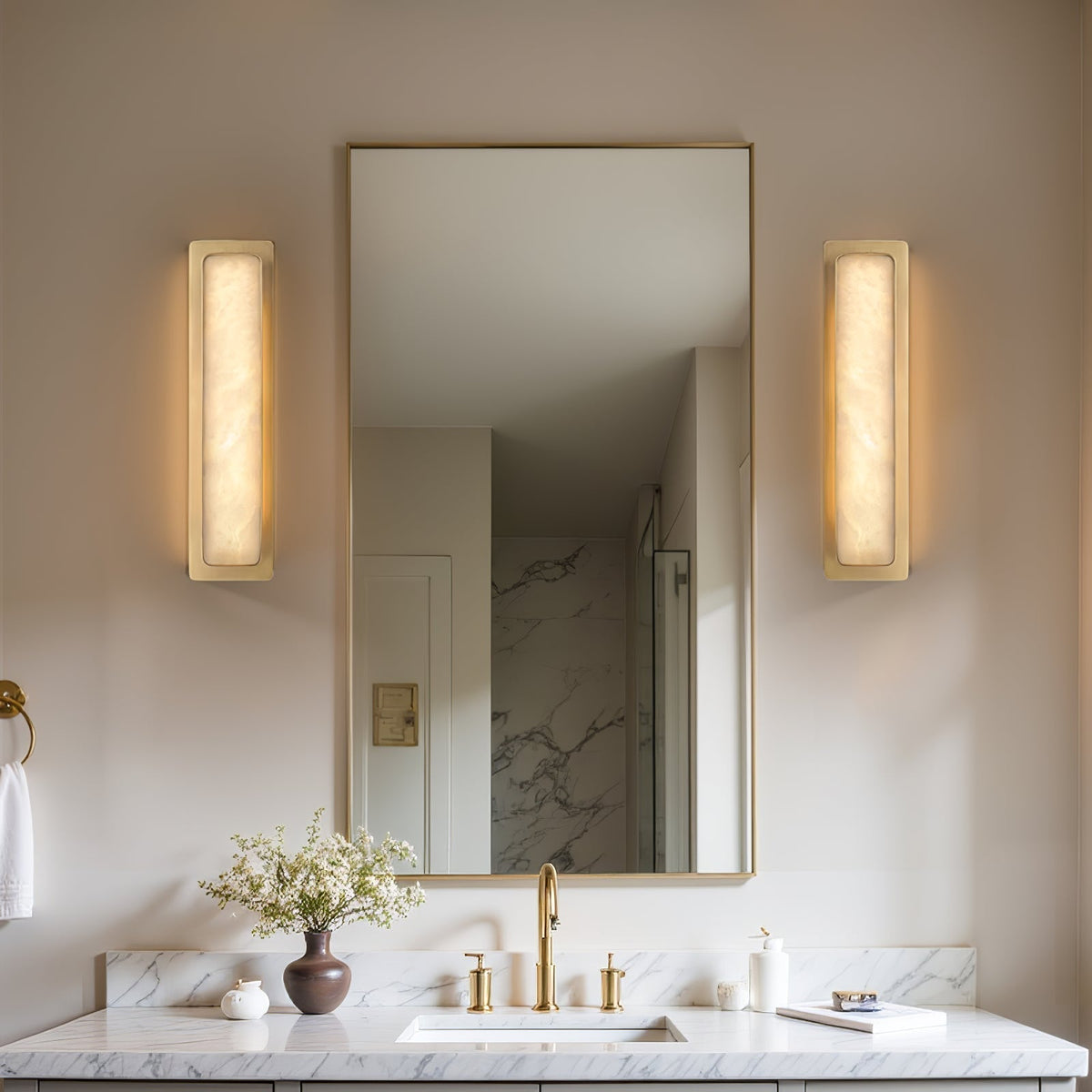 Karix Linear albasten wandlamp met goudkleurige afwerking