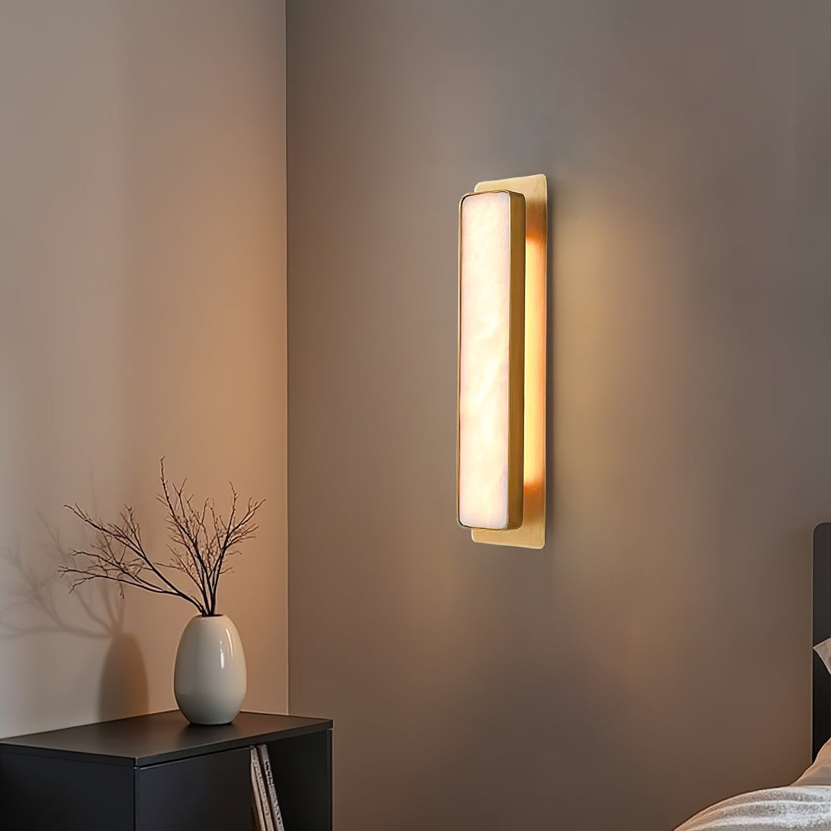 Karix Linear albasten wandlamp met goudkleurige afwerking