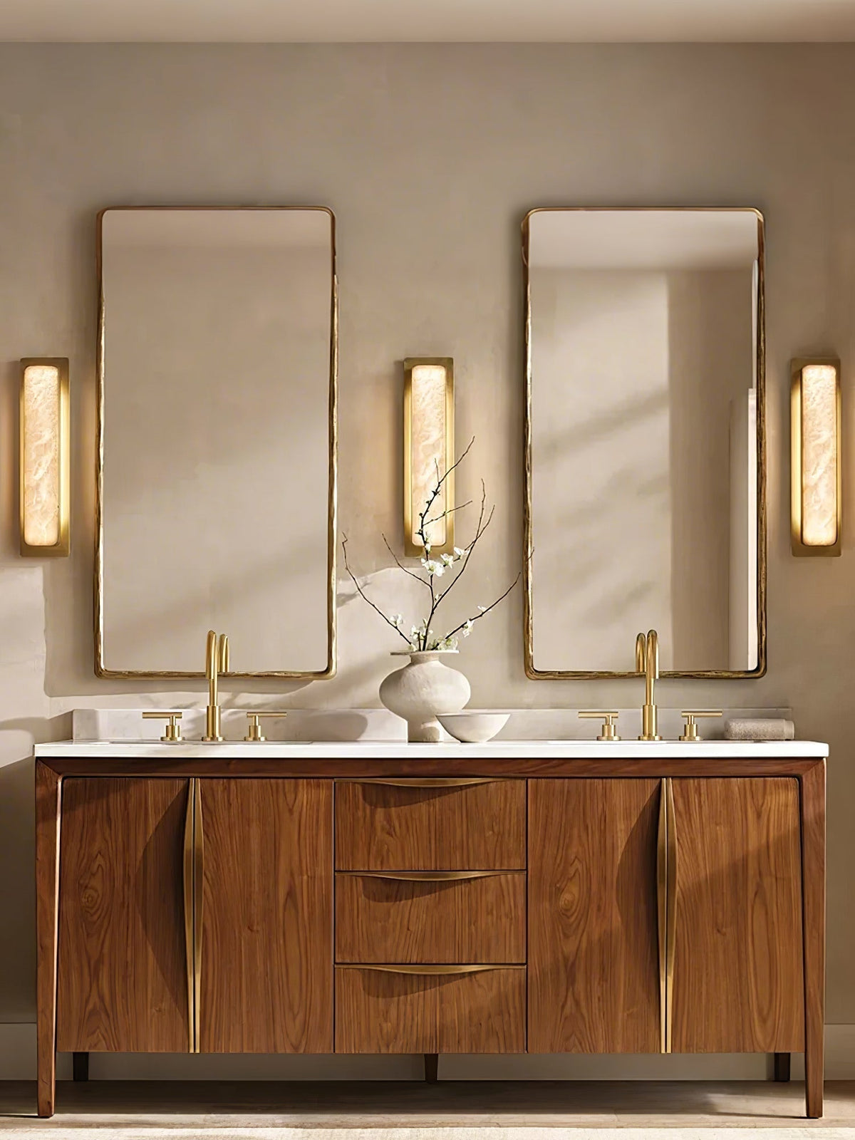 Karix Linear albasten wandlamp met goudkleurige afwerking