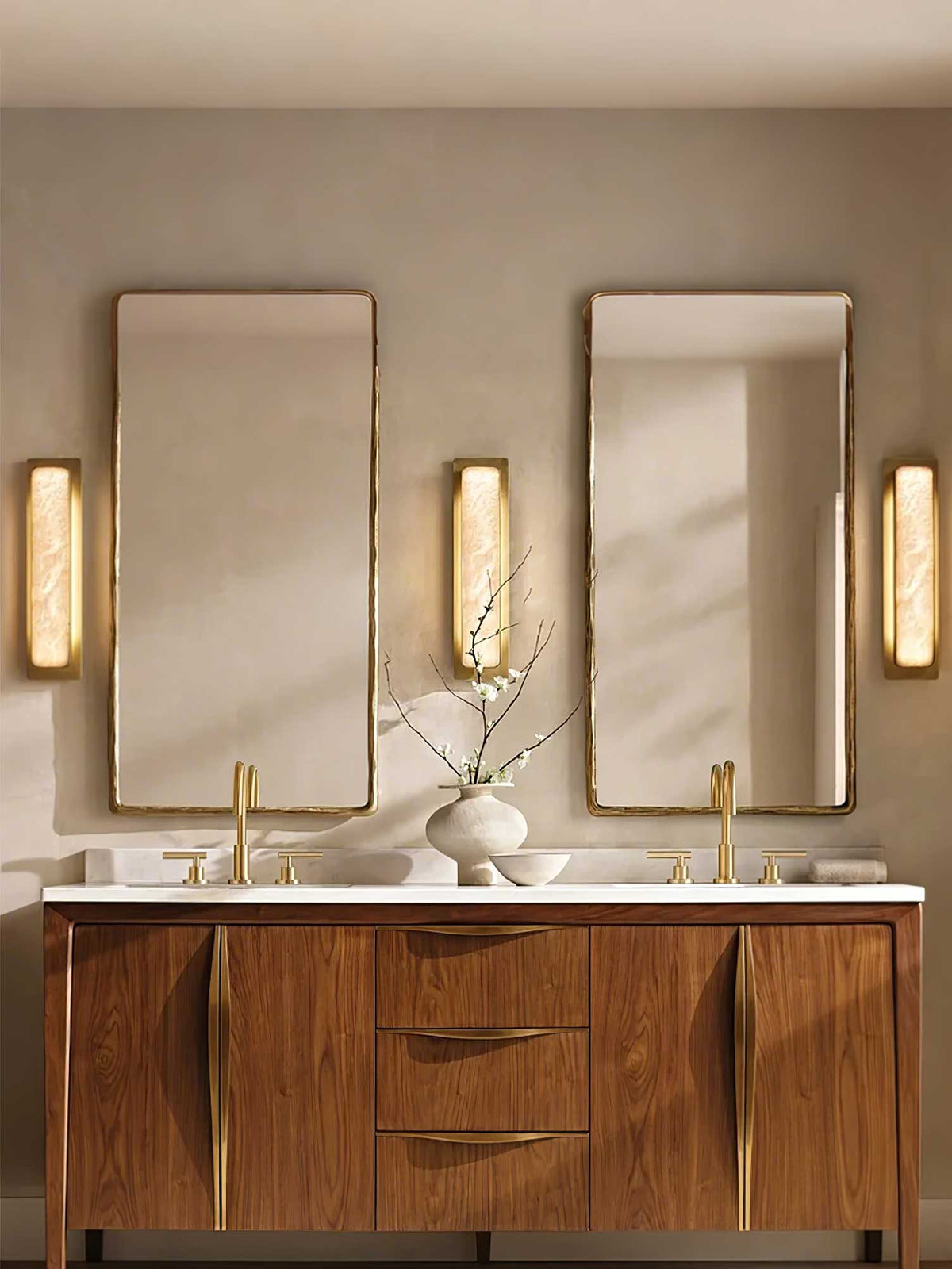 Karix Linear albasten wandlamp met goudkleurige afwerking