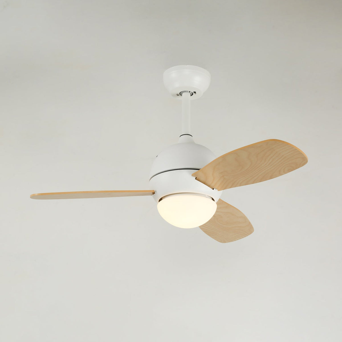 Vevo Minimalistische plafondventilator met verlichting in wit en houtnerf