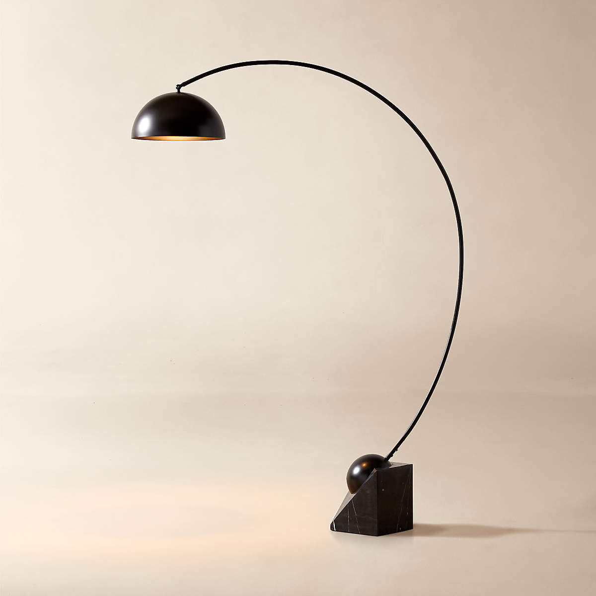 Venus vloerlamp met gebogen arm en halfronde kap