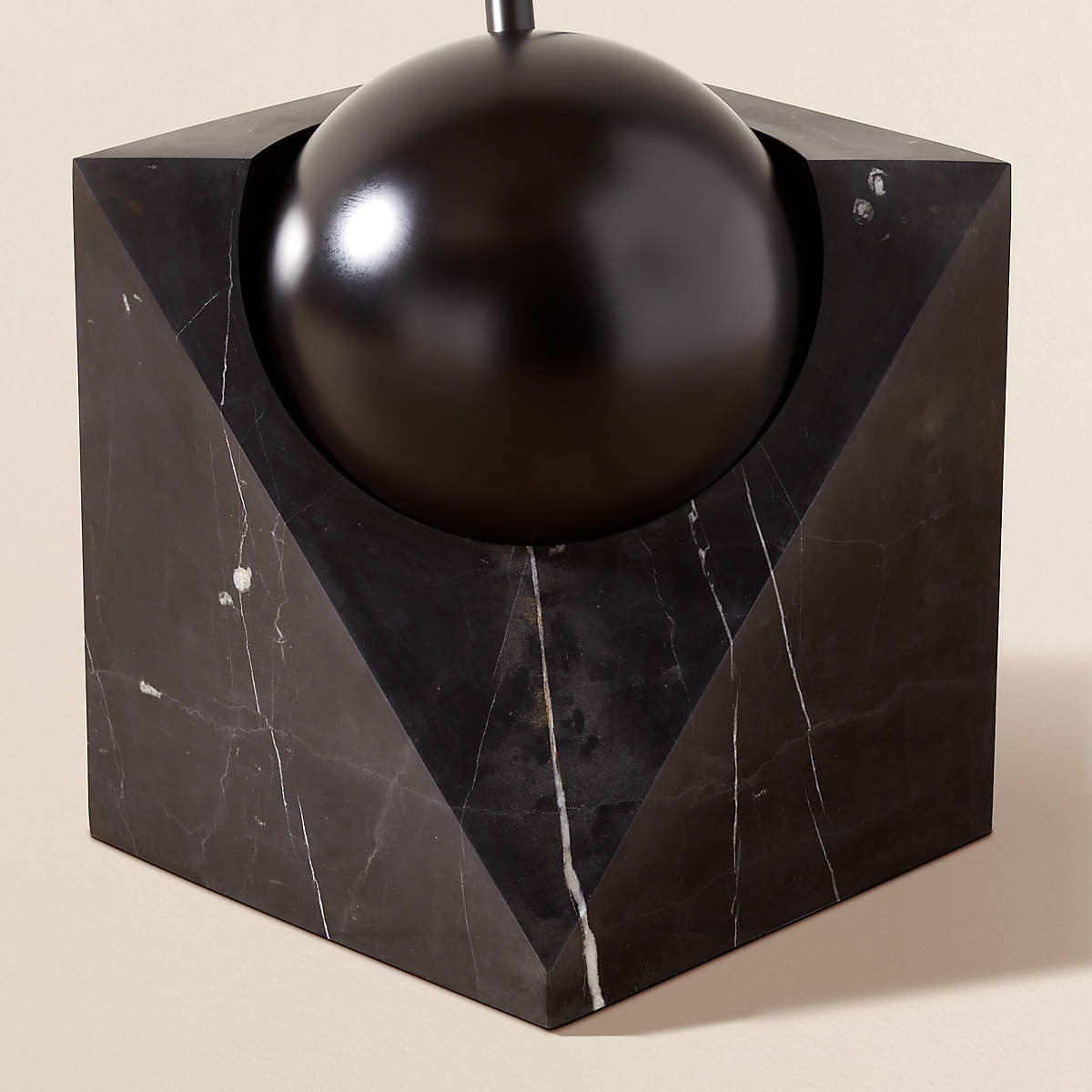 Venus vloerlamp met gebogen arm en halfronde kap