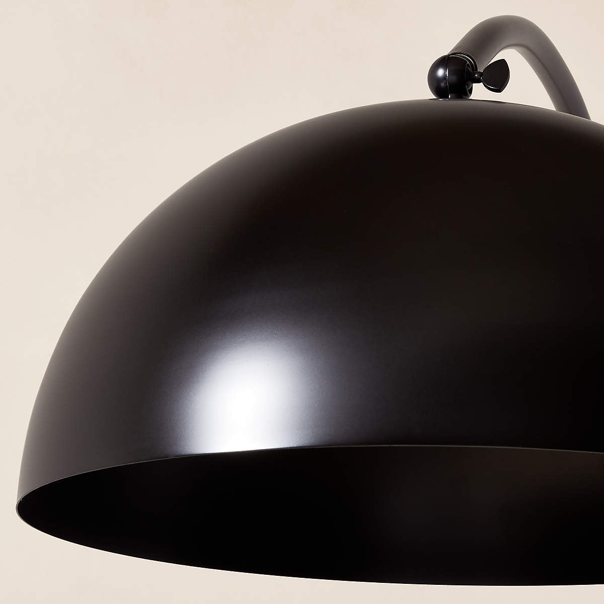 Venus vloerlamp met gebogen arm en halfronde kap
