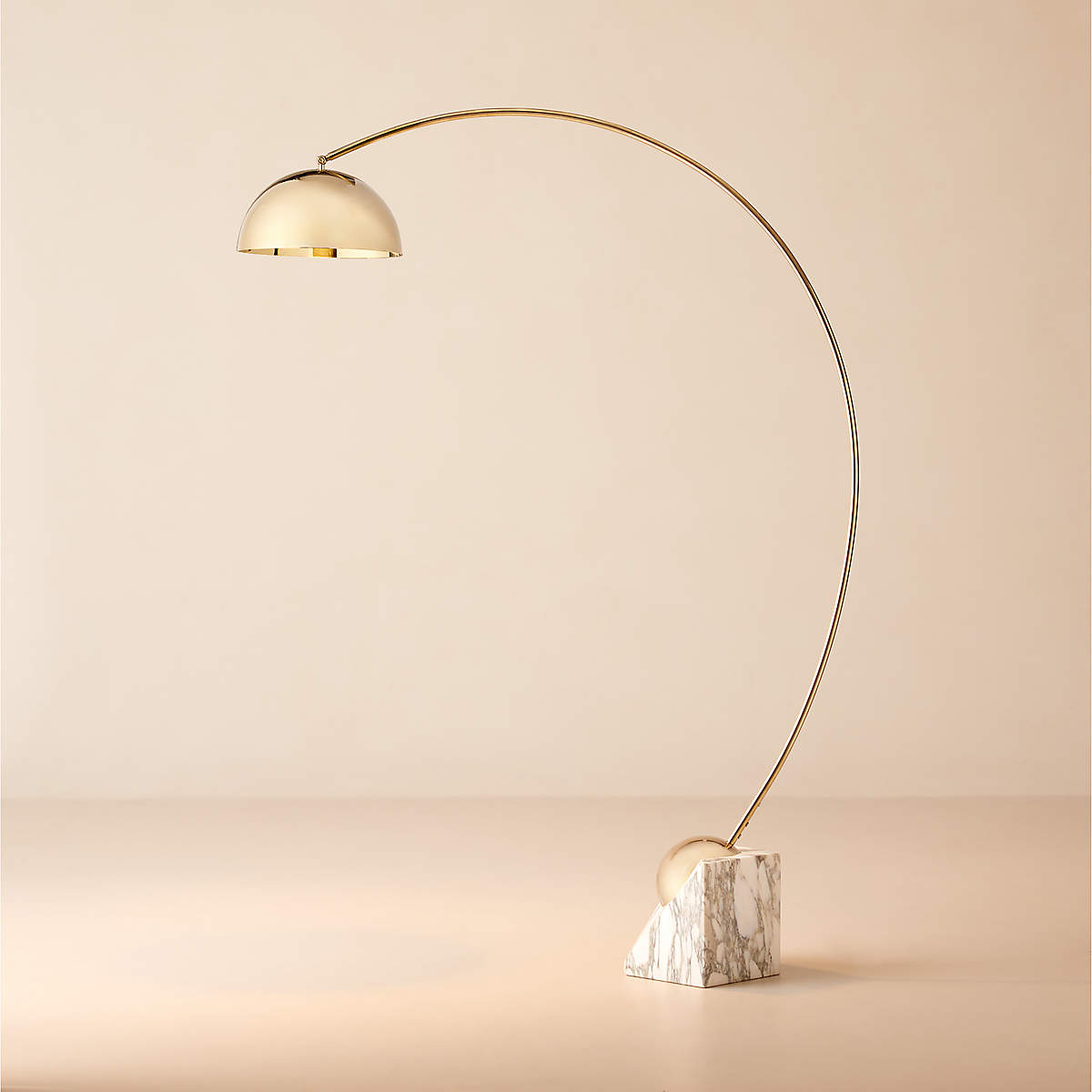 Venus vloerlamp met gebogen arm en halfronde kap
